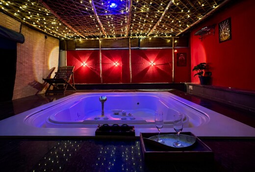 HotJacuzzi -w/King Bed | Projector | BBQ | Gazebo | Posh