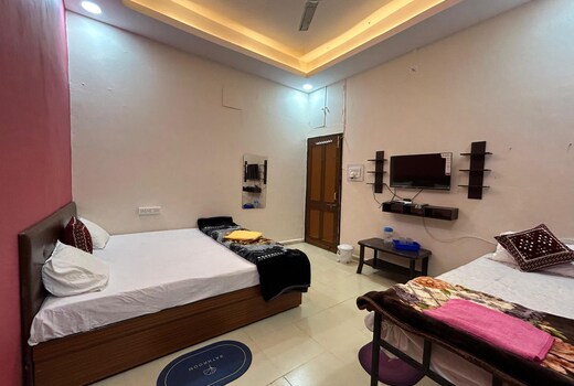 Deluxe Bedroom with Hall and Kitchen