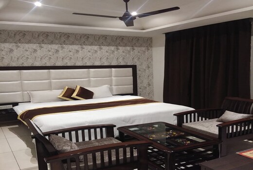 Raja Hotel