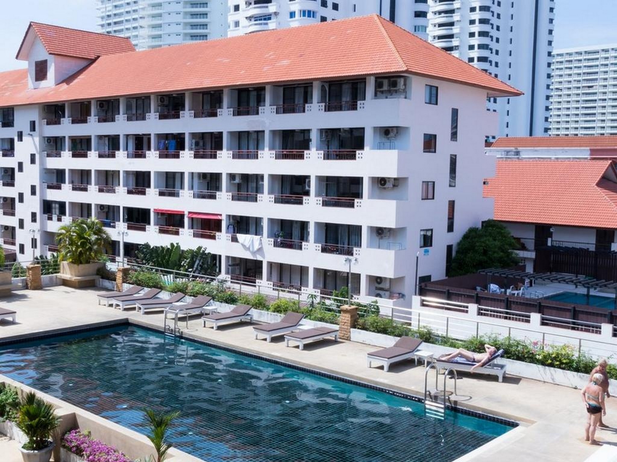 Jomtien Plaza Residence - Tap to explore photos