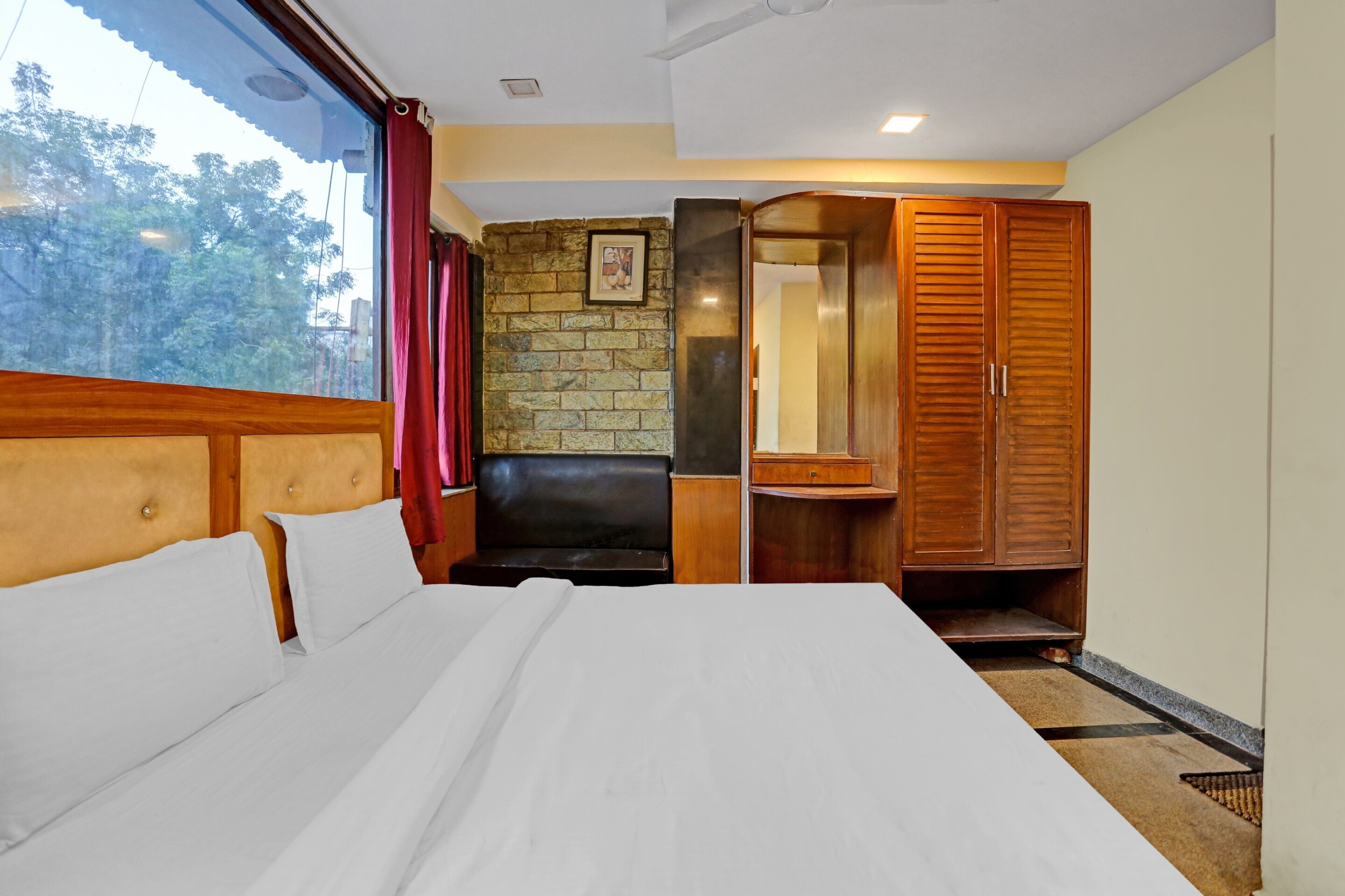 Hotel O Silver Inn Residency Near Mata mandir road Bharat Nagar Aashram metro station - Tap to explore photos