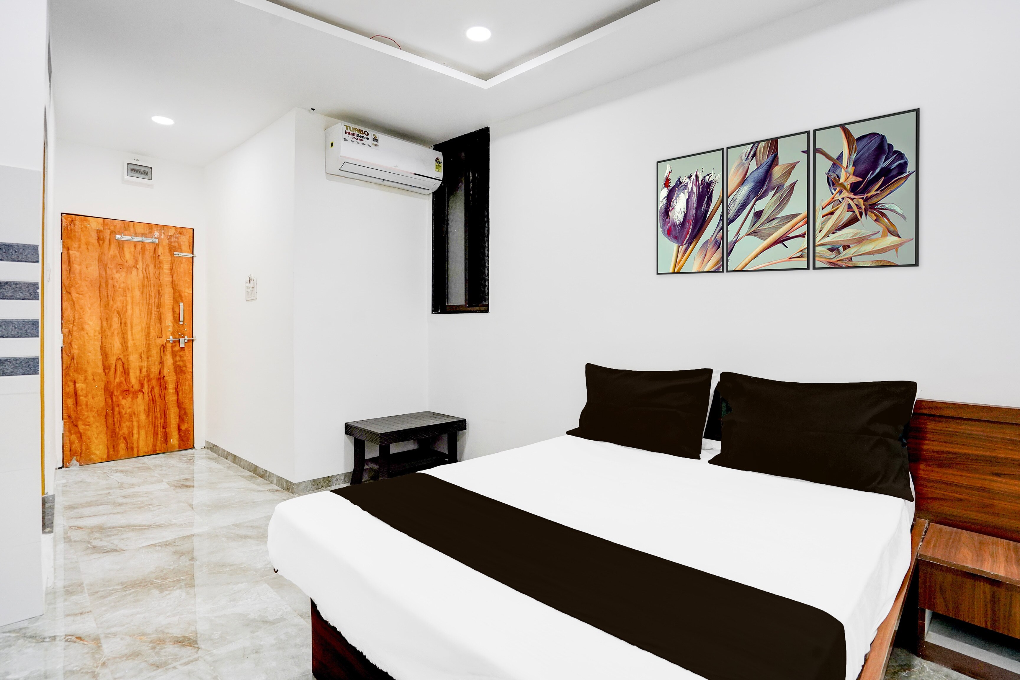 Hotel O Varad 7/12 Beer Bar & Lodging room - Tap to explore photos