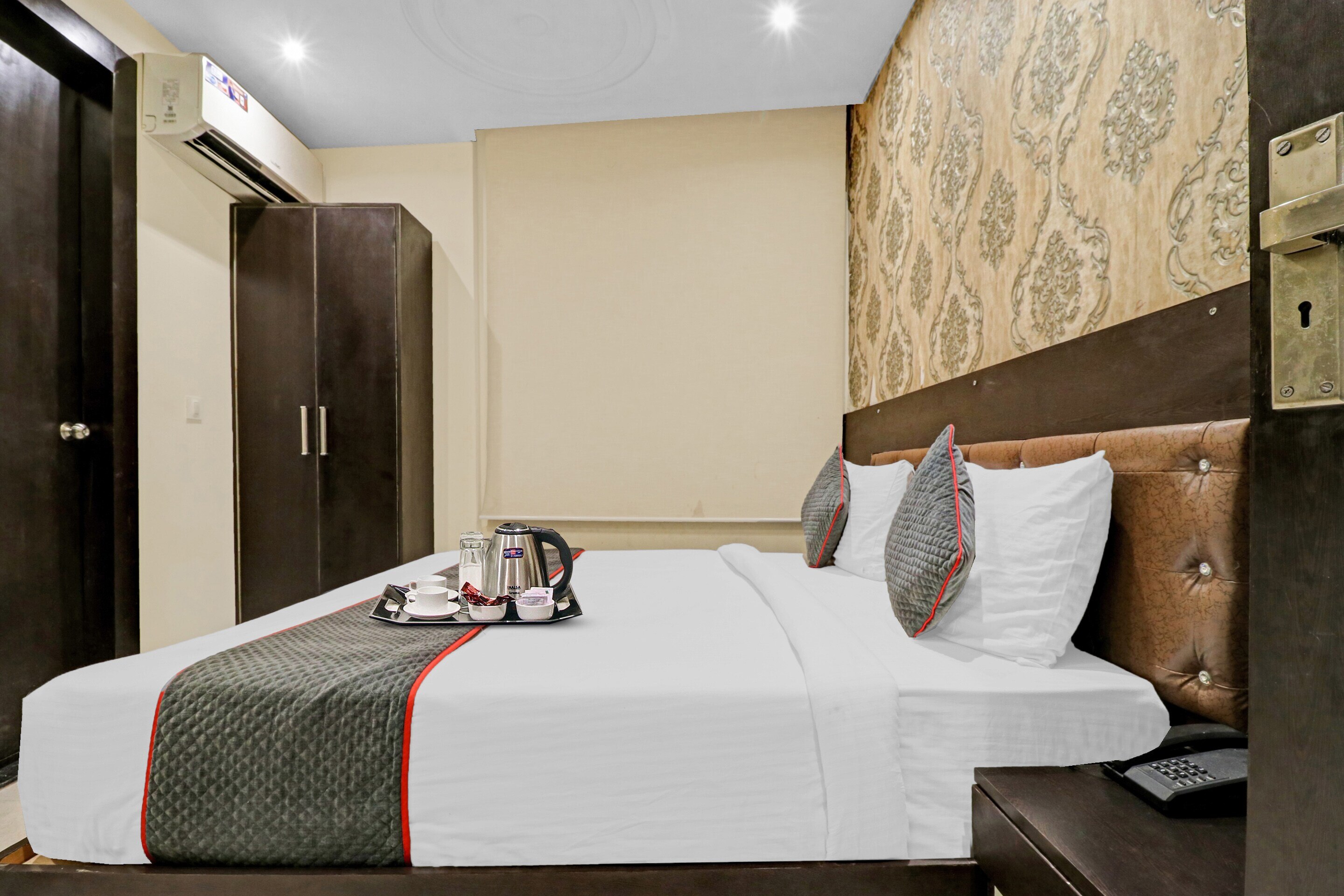 Townhouse F Suites Near Delhi Airport - Tap to explore photos