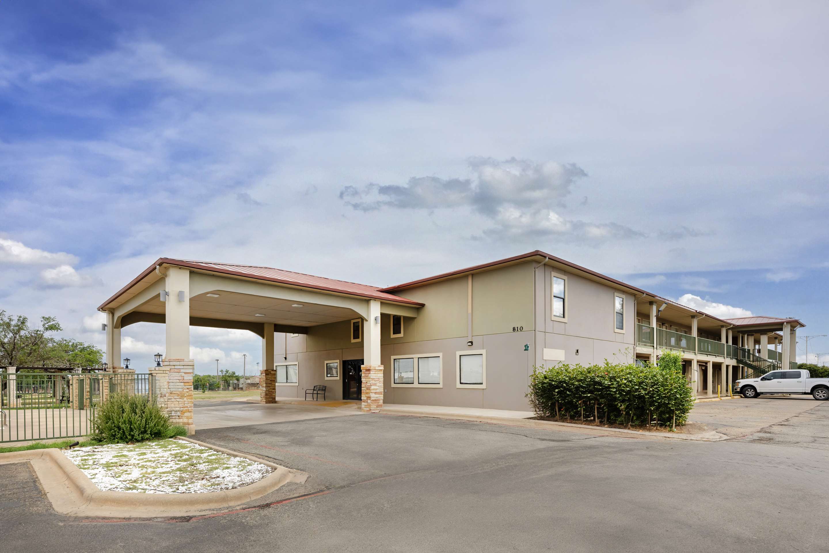Best Western Snyder Inn - Tap to explore photos