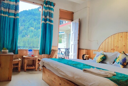 HILLSTONE CAFE & ROOMS