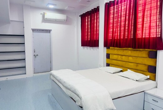 Cozy Room in Prominent Area - 1