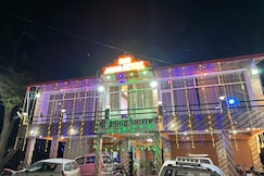 Shri Anand hotel, Chaukori
