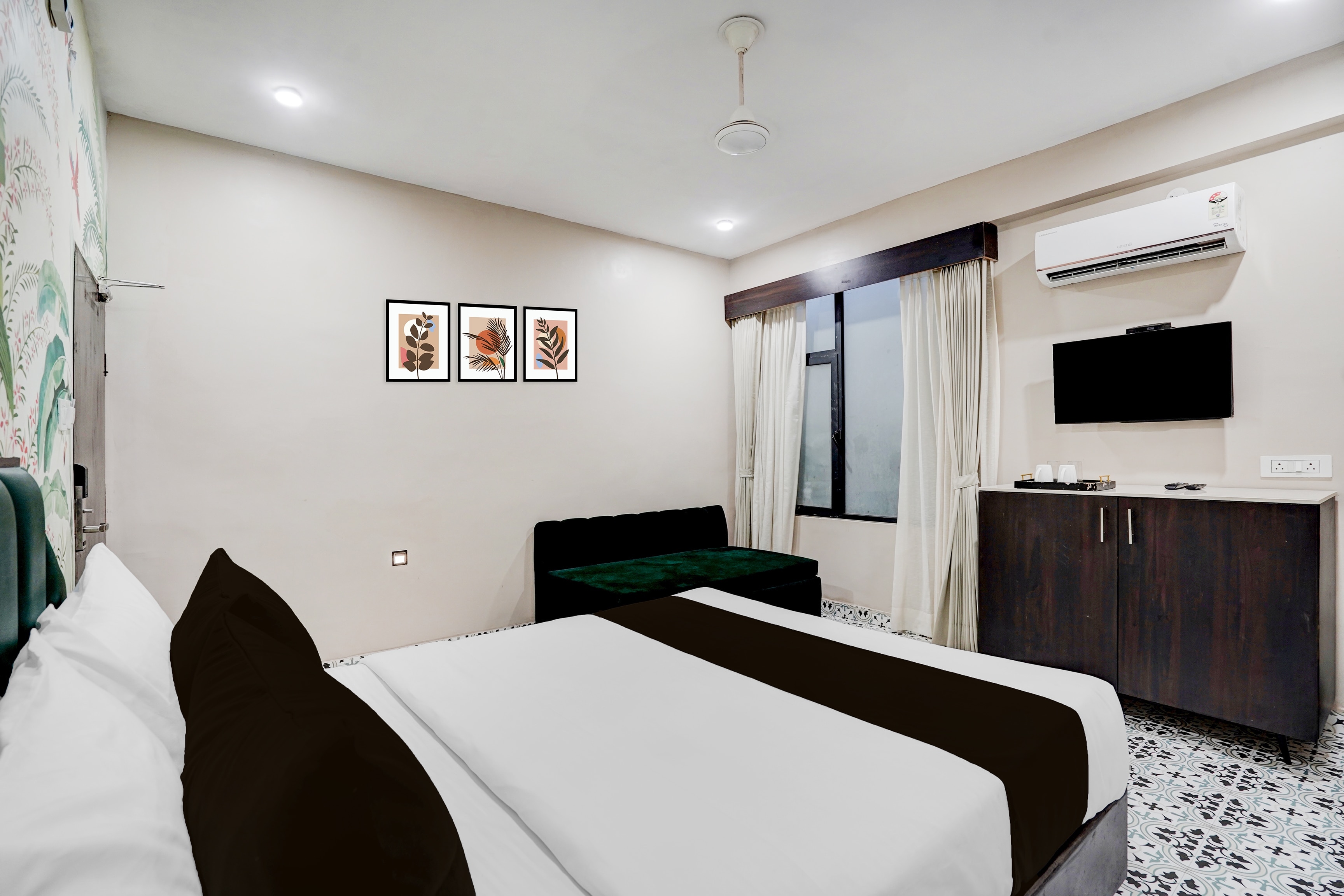 Super Townhouse Chandpole Metro Station Formerly Hotel Raghuraj Palace - Tap to explore photos