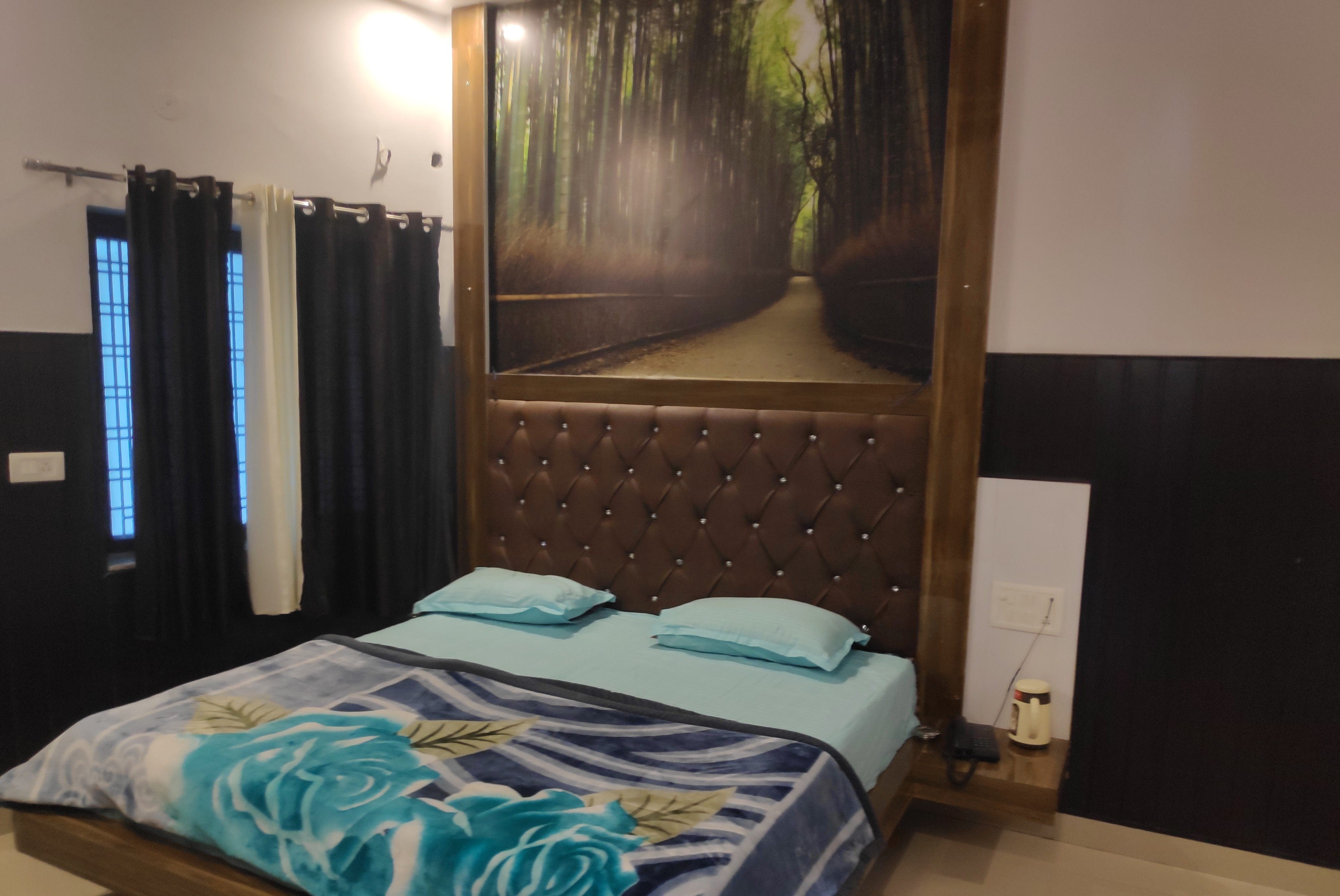 Shivam Guest House - Tap to explore photos