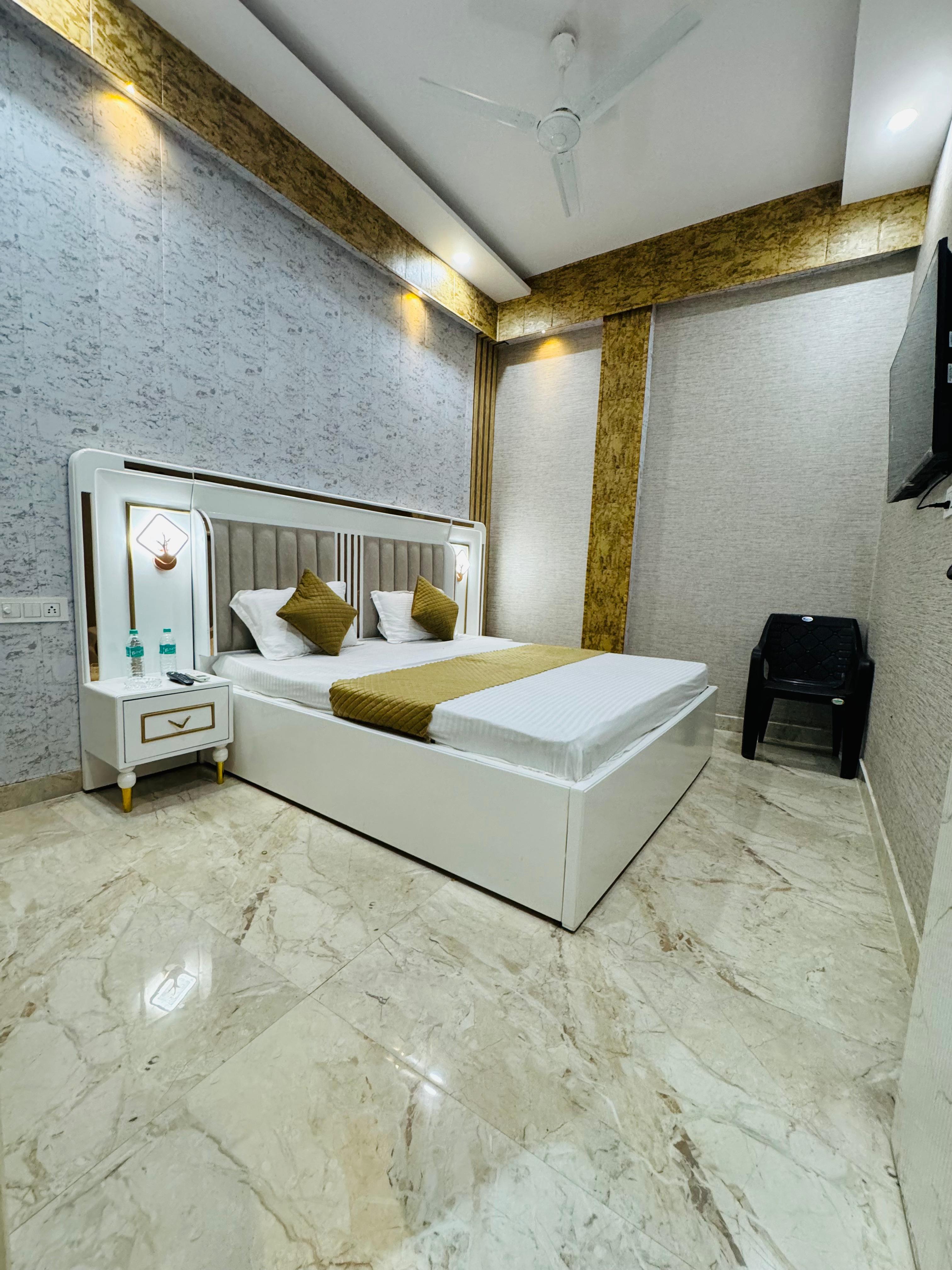 Hotel Amazing house Delhi - Tap to explore photos