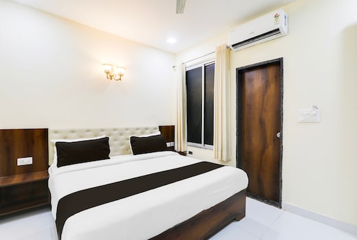 OYO 826985 Manglam Hotel
