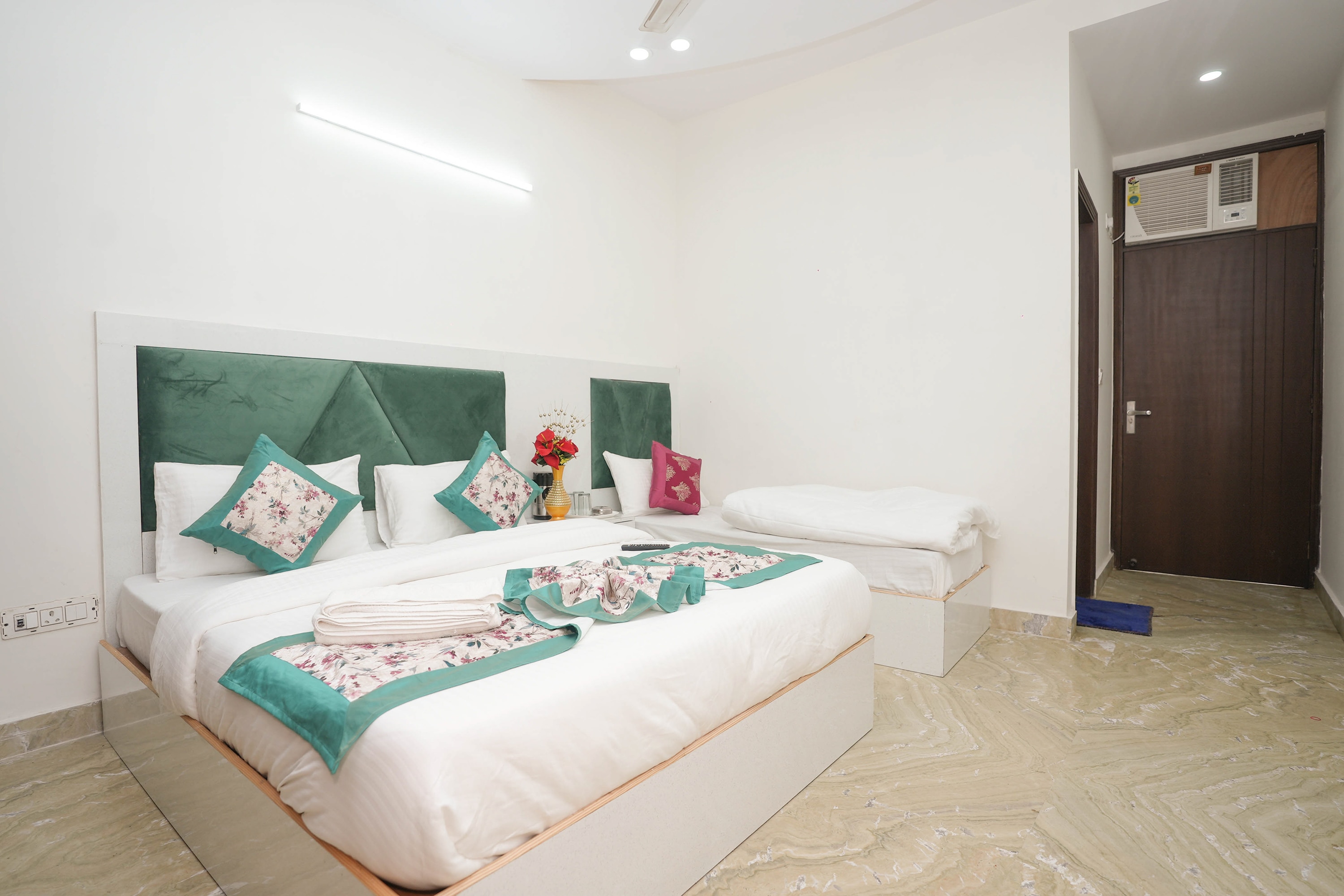 Hotel Diamond Stay Near Nizamuddin - Tap to explore photos