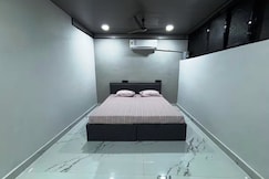 7 Compact Ensuite Room Heart of Mumbai Share Save, Mumbai
