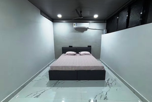 7 Compact Ensuite Room Heart of Mumbai Share Save