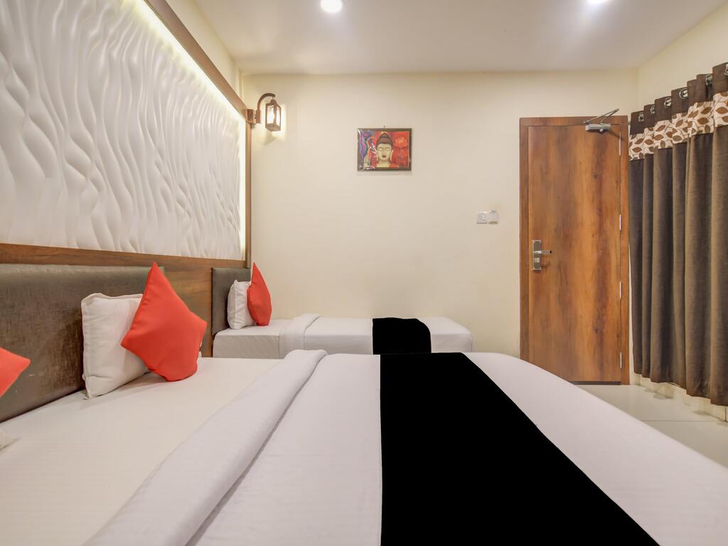 MILAN HOLIDAY HOTEL - Tap to explore photos