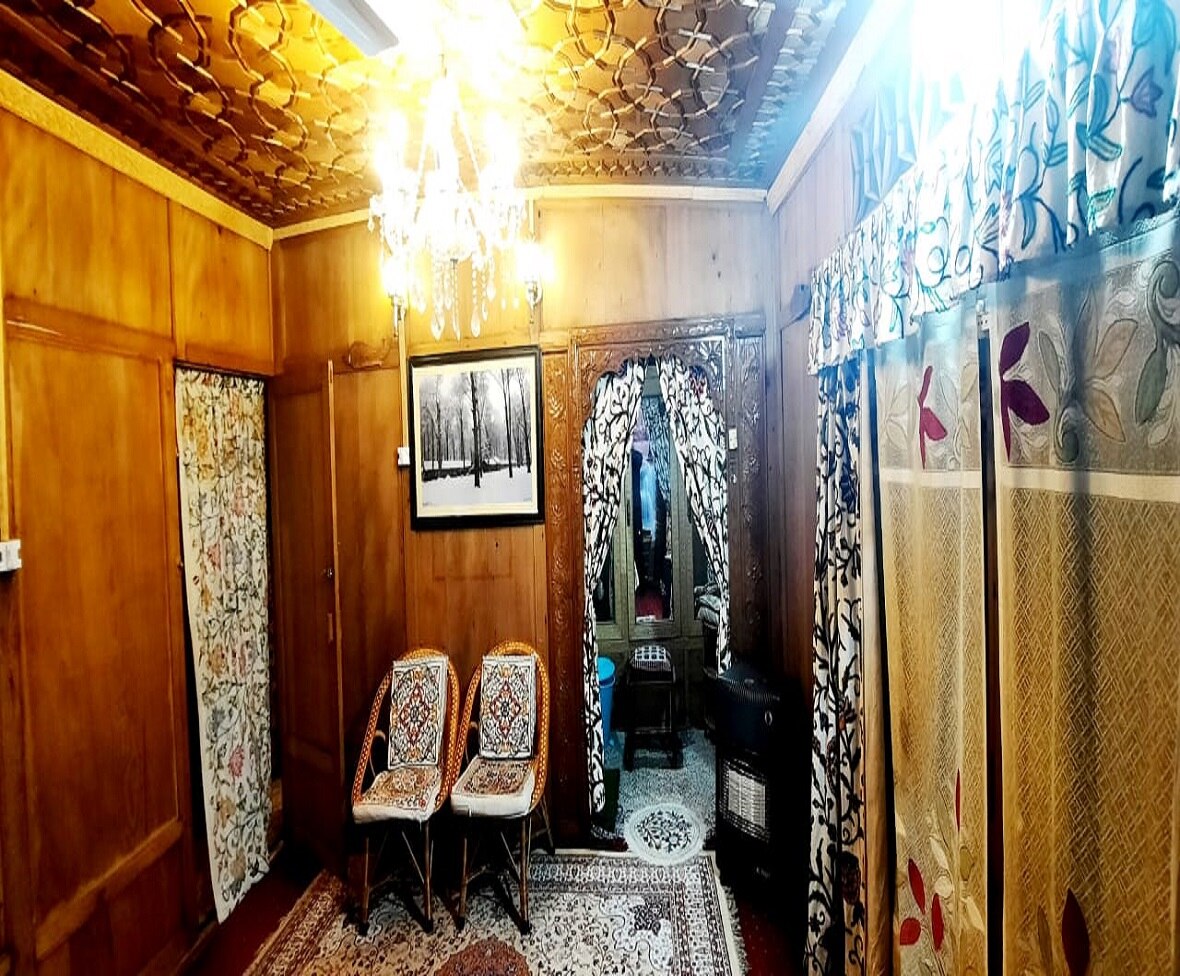 House Boat Geneva Srinagar - Tap to explore photos