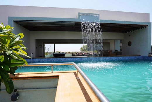 Casino Villa Luxurious 6BHK Infinity Pool With Waterfall