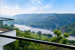 Luxe Studio | River & Hill View | 10 min from UPES, Dehradun