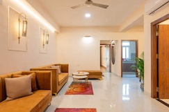 Near Ghats Market & All Temple 8bhk Host upto 20, Varanasi