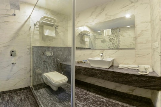 //imgak.mmtcdn.com/pwa_v3/pwa_hotel_assets/default.jpg