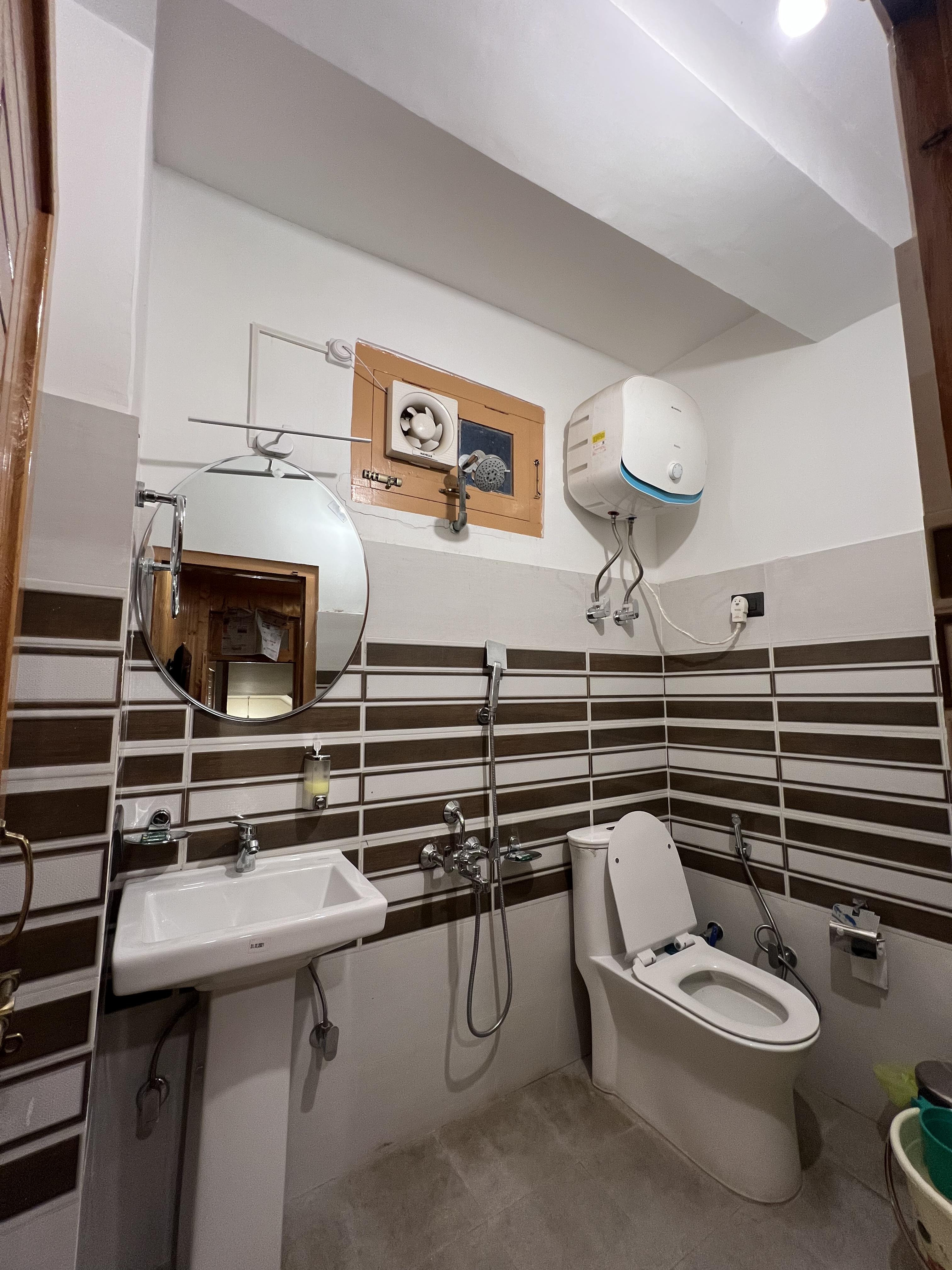 Saryus Homestay - Tap to explore photos