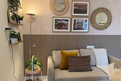 Scandi Style Flat w Smart TV Workspace Geyser, Pune