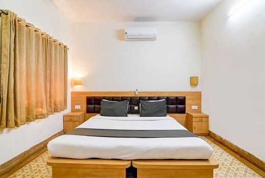 Central Park Stay near LNT Collage