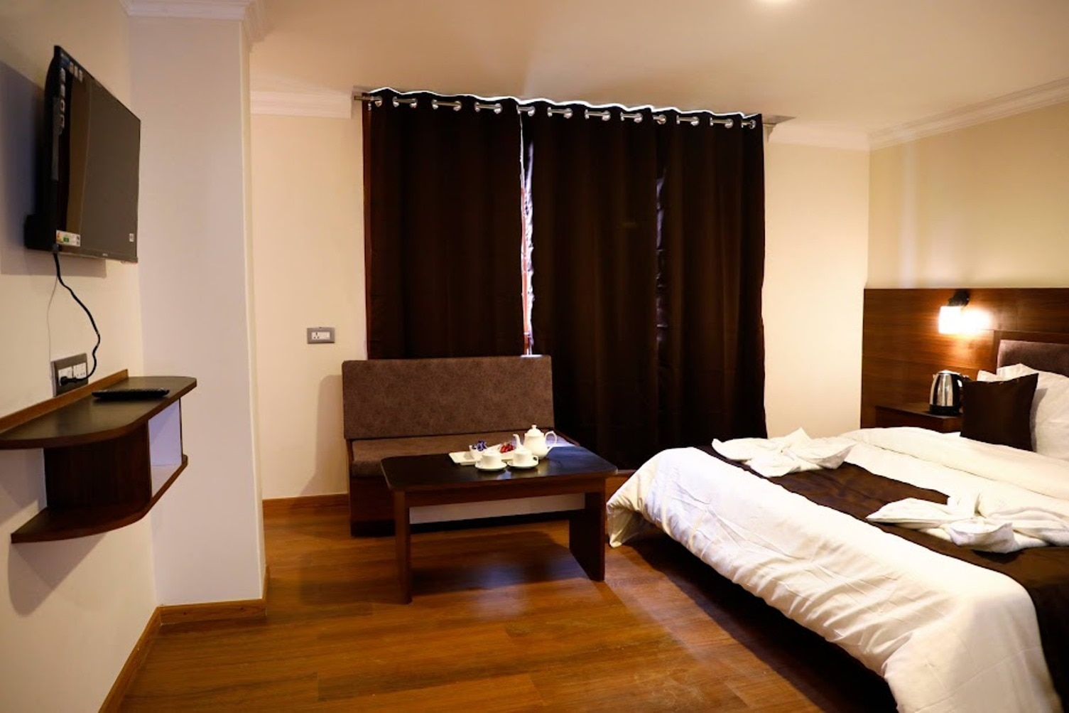 Zen London House - 400 Mts from MG Market - Tap to explore photos