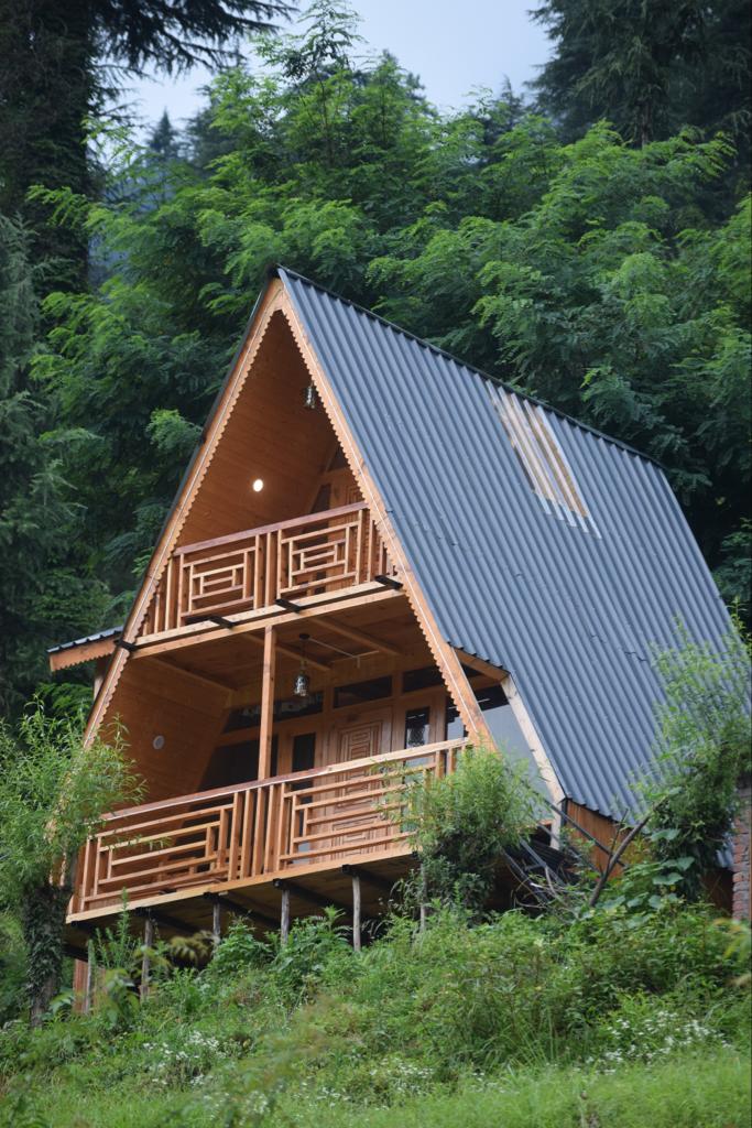 Serenity wooden cottage jibhi 10mins plane walk - Tap to explore photos