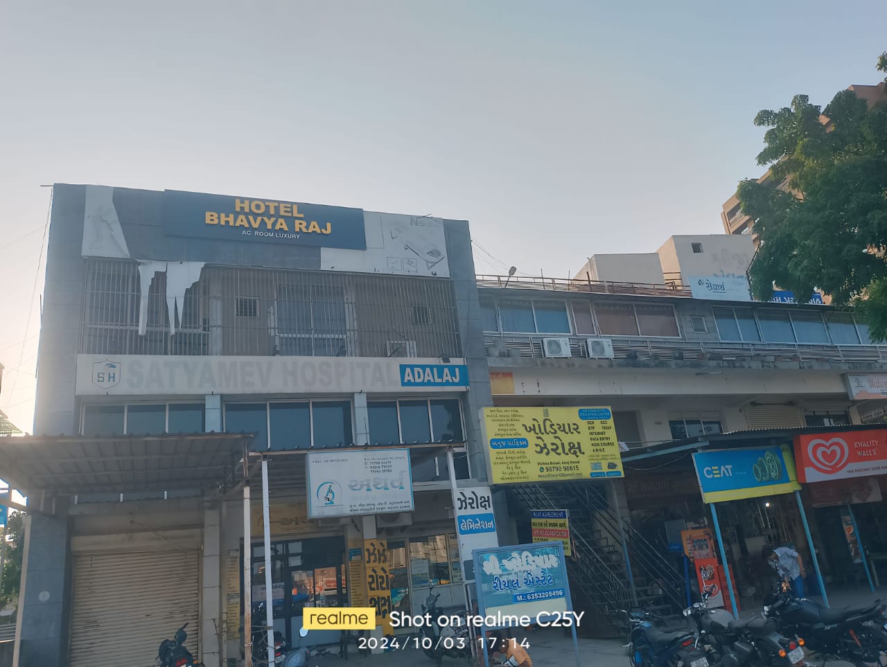 Hotel Bhavya Raj - Tap to explore photos
