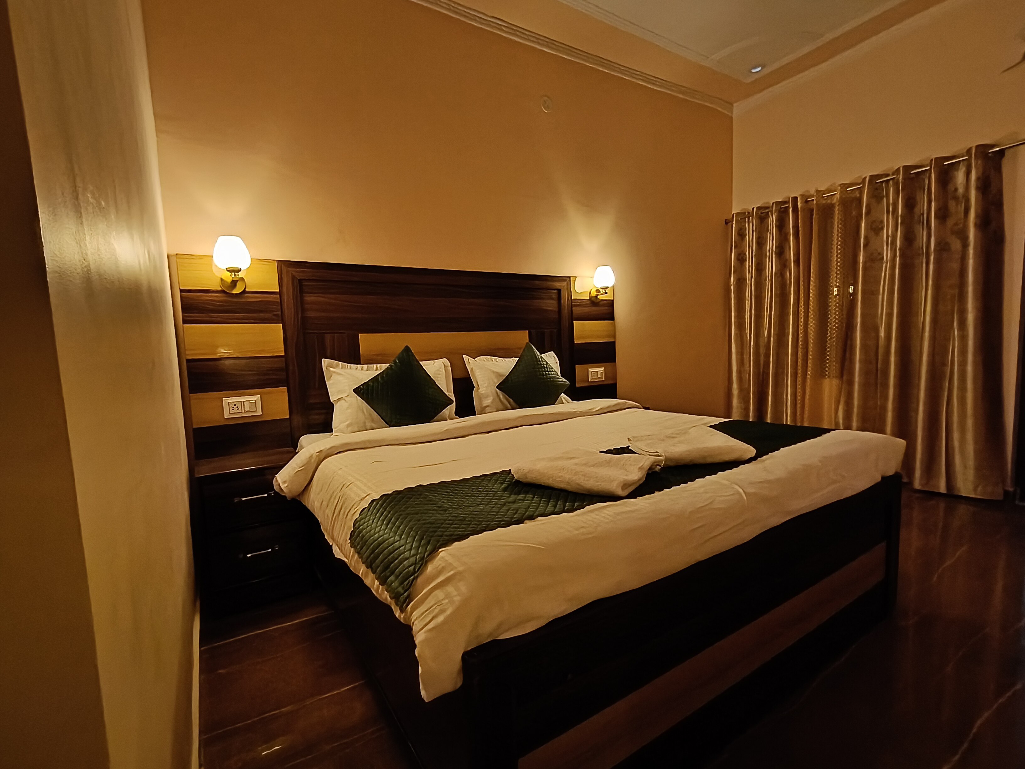 Geetanjali Palace Hotel   Restaurant - Tap to explore photos