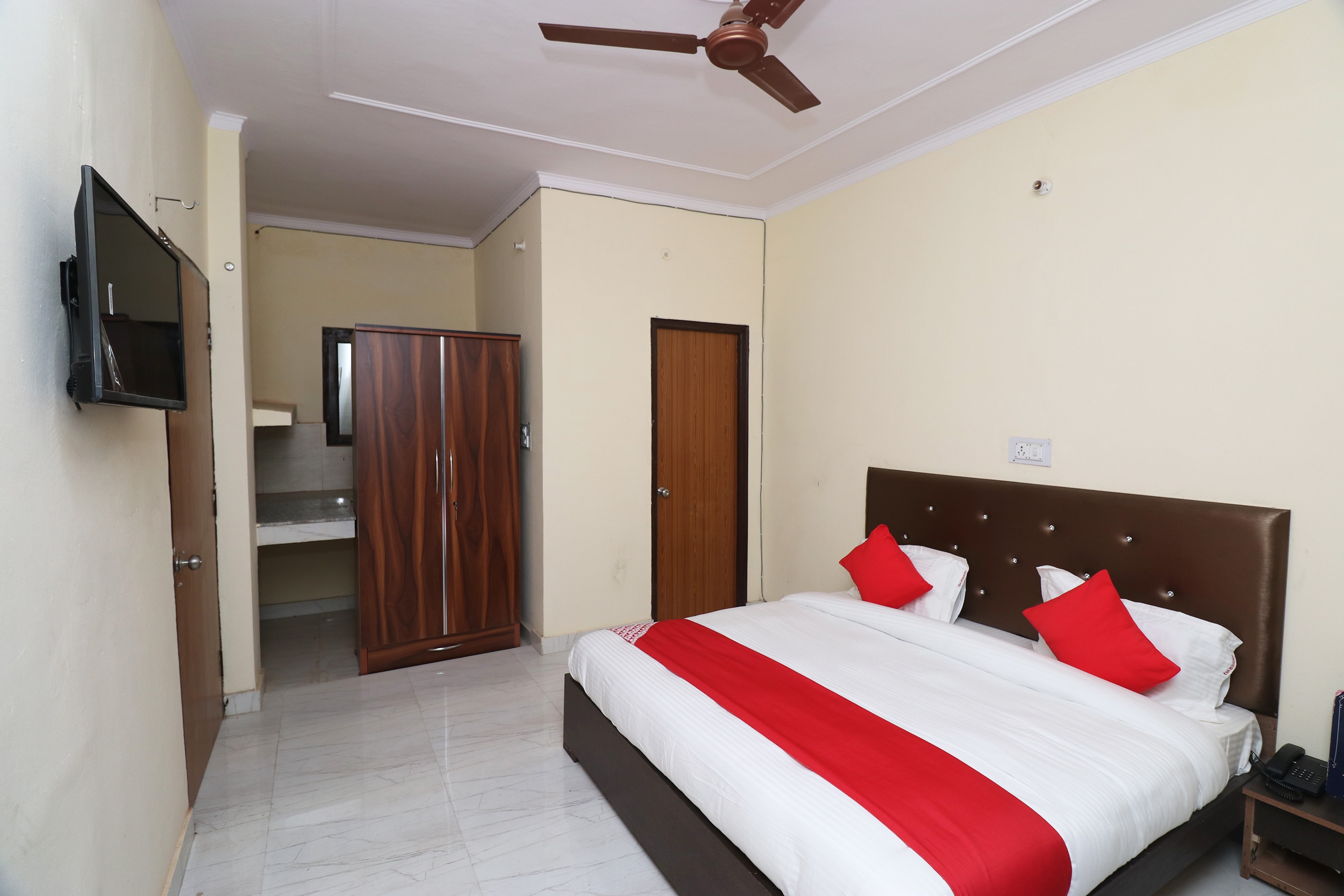 Hotel O JAGPAL STAY - Tap to explore photos