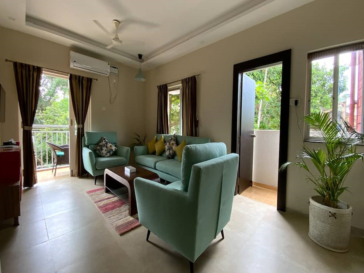 Charming 2 bedroom apartment with pool - Tap to explore photos