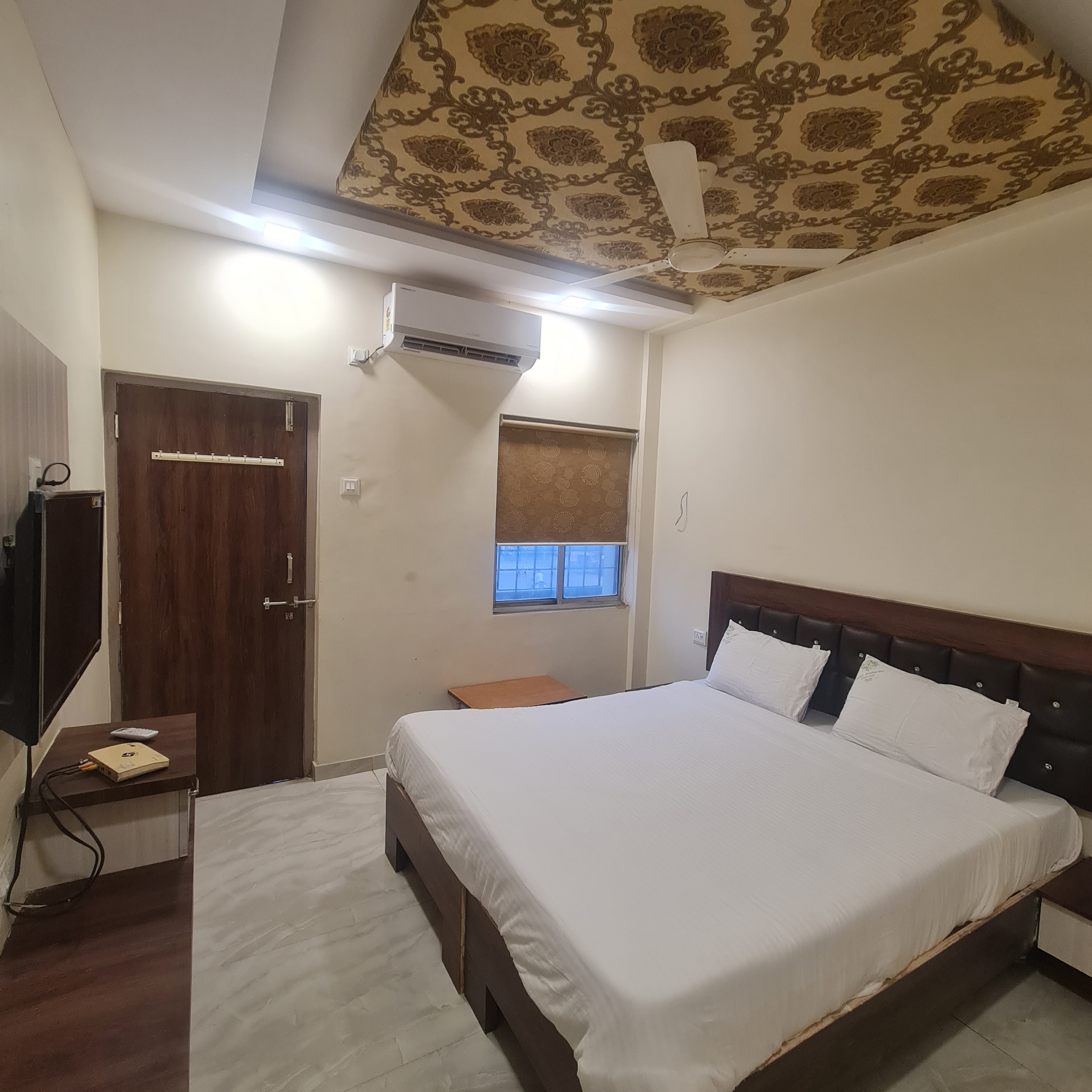 Hotel Akshram Deluxe - Tap to explore photos