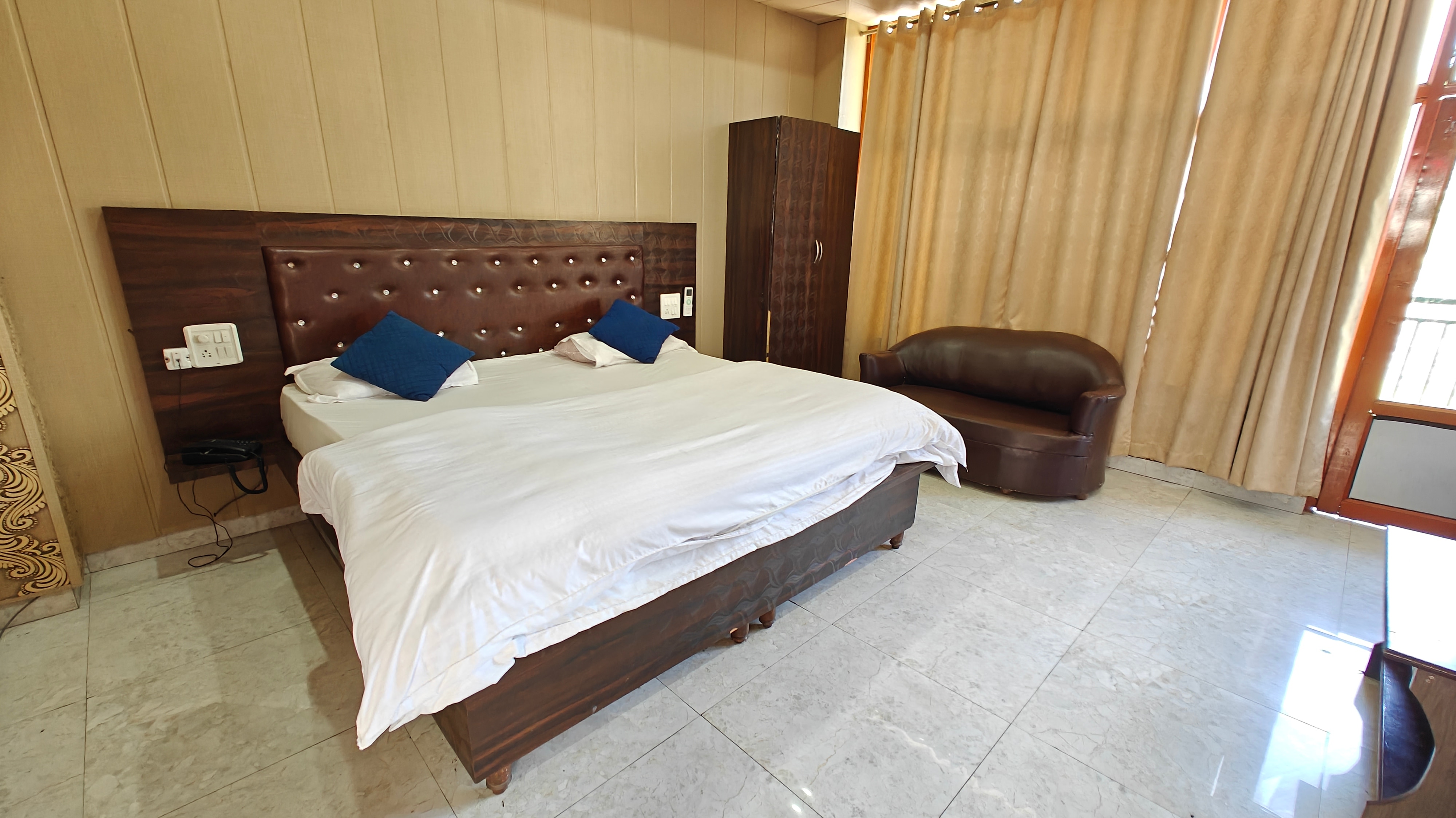 Hotel Pine View Kasauli - Tap to explore photos