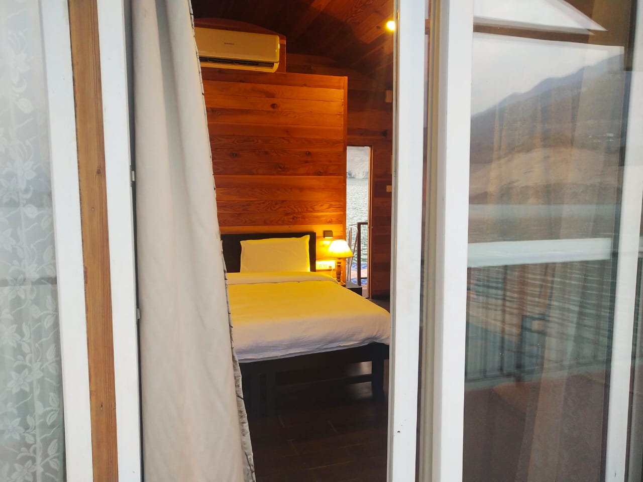 Le ROI Floating Huts & Eco Rooms - Tap to explore photos