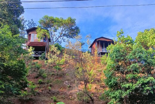 Humming Rills | Hut & Room