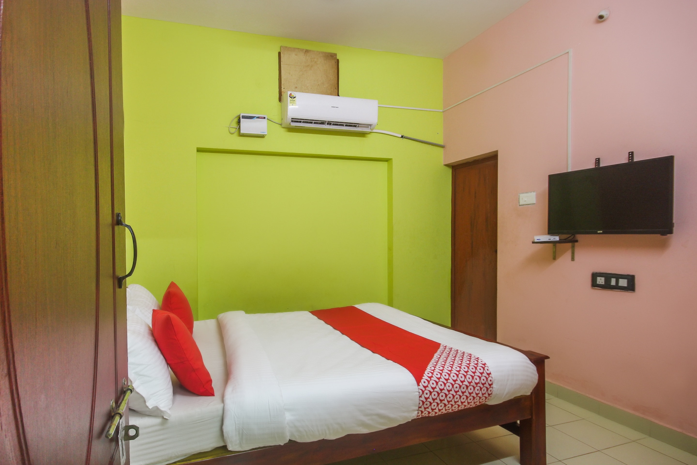 Hotel O Stayz - Tap to explore photos