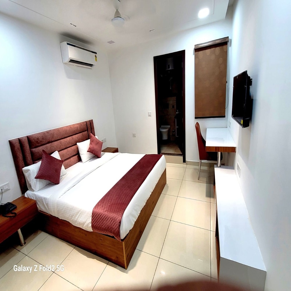 Hotel Shine Inn Rohini West Metro Station - Tap to explore photos