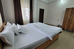 Petals and Pines Homestay Shergaon, Bomdila