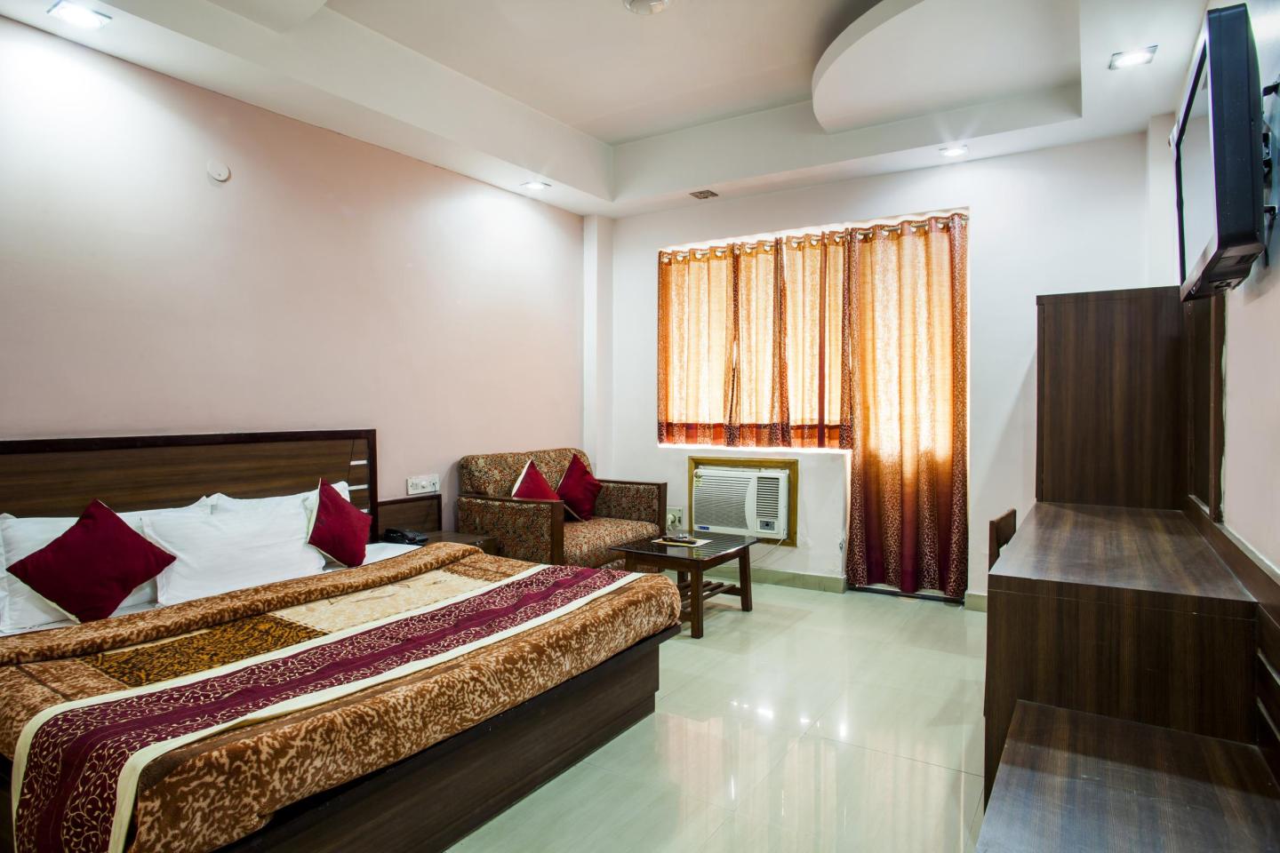 Hotel Shree Palace - Tap to explore photos