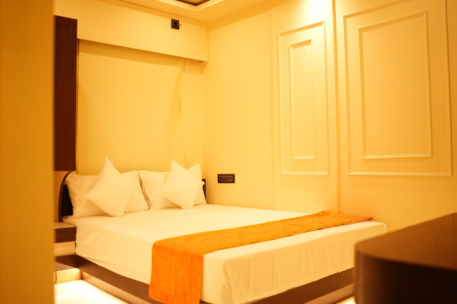 Hotel Mahanayak - Tap to explore photos