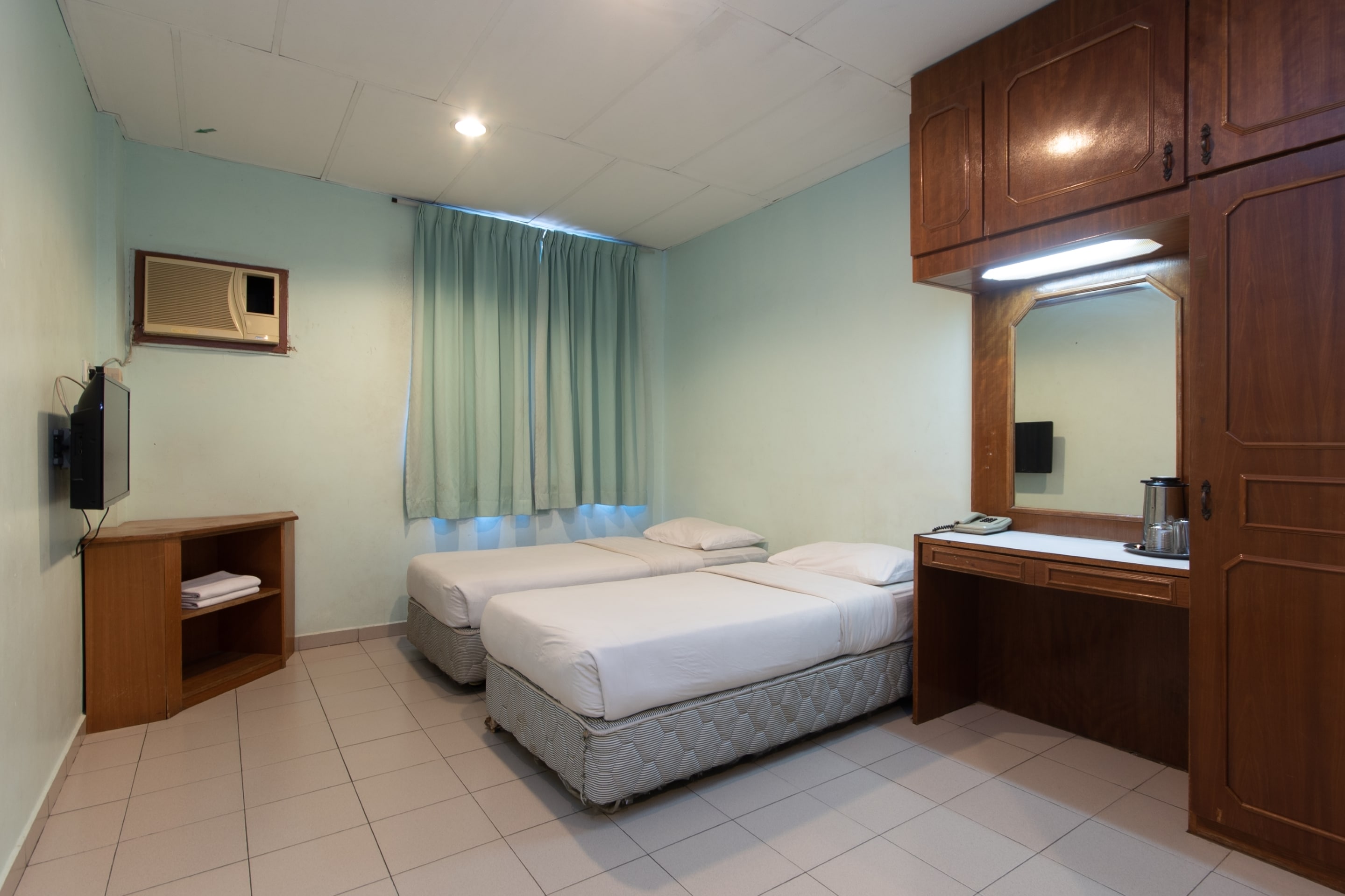 OYO 89577 Kristal Hotel - Tap to explore photos