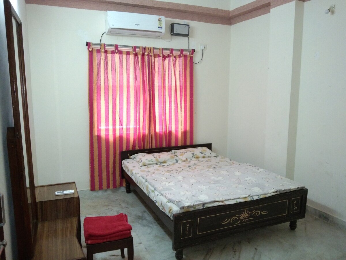 Rock Cliff Double Bedroom Flat, A/c, Road No 10 - Tap to explore photos