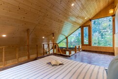 Bubble Breeze Jacuzzi Cabin Bastiat Stays, Gushaini