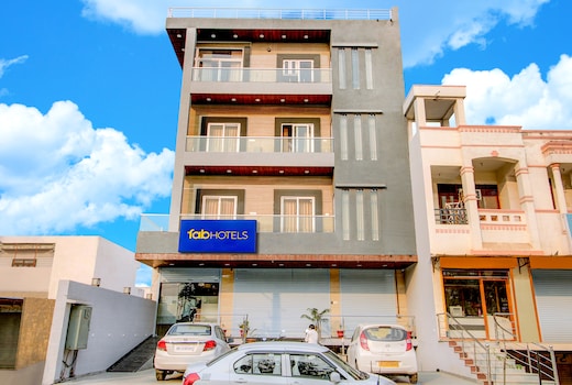 FabHotel 7th Crossing