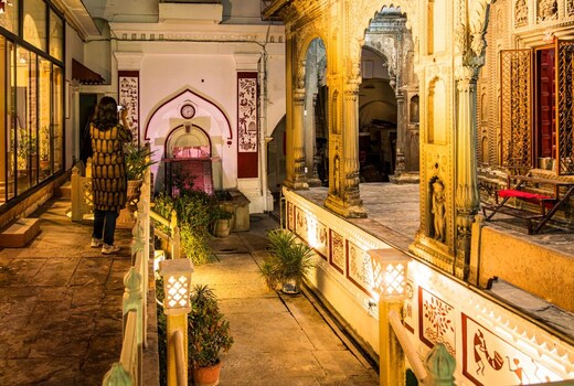 Rudreshwar Mahadeo Kothi walkable from KashiVishwanath