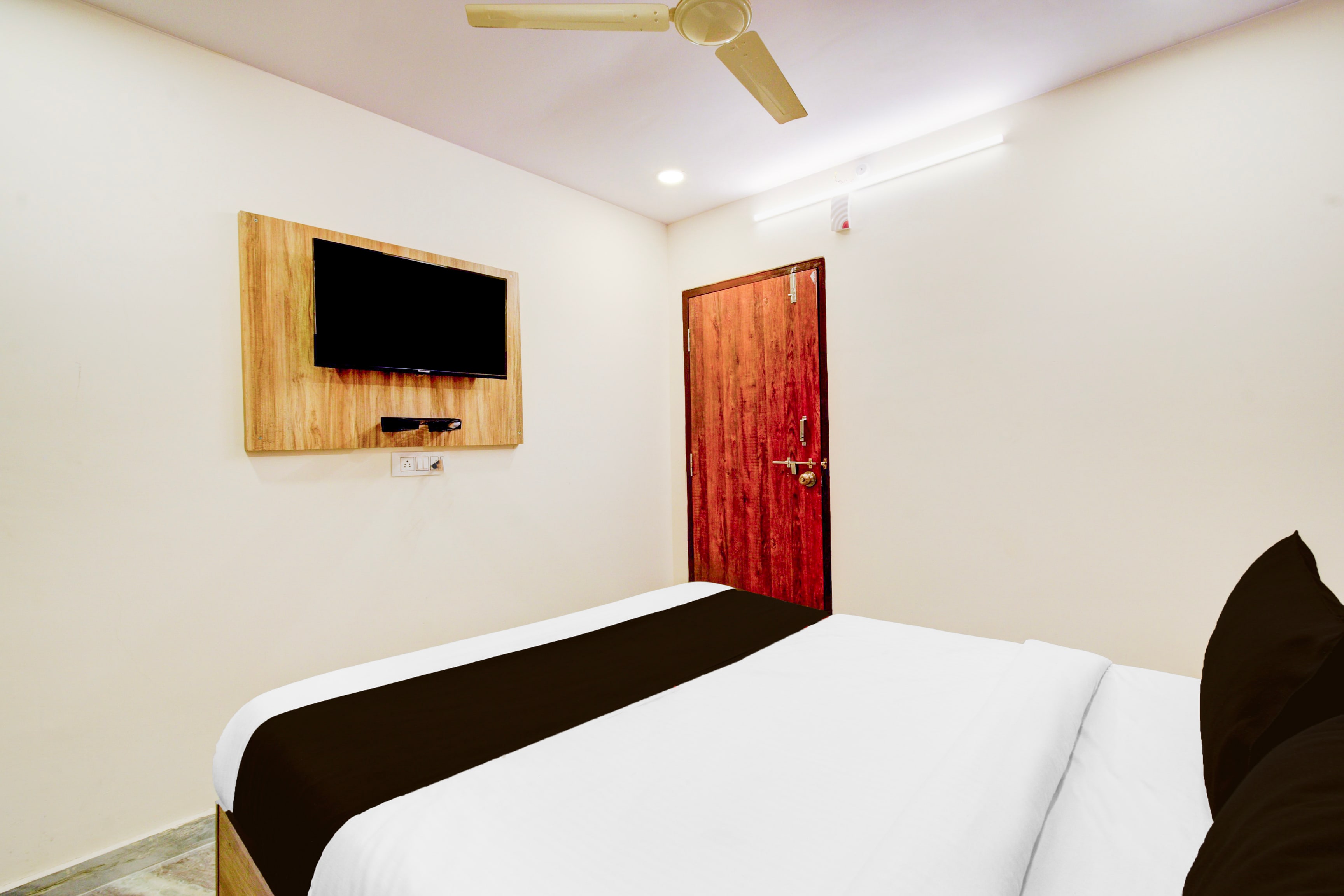 Hotel O RAGA'S GRAND LUXURY ROOMS - Tap to explore photos