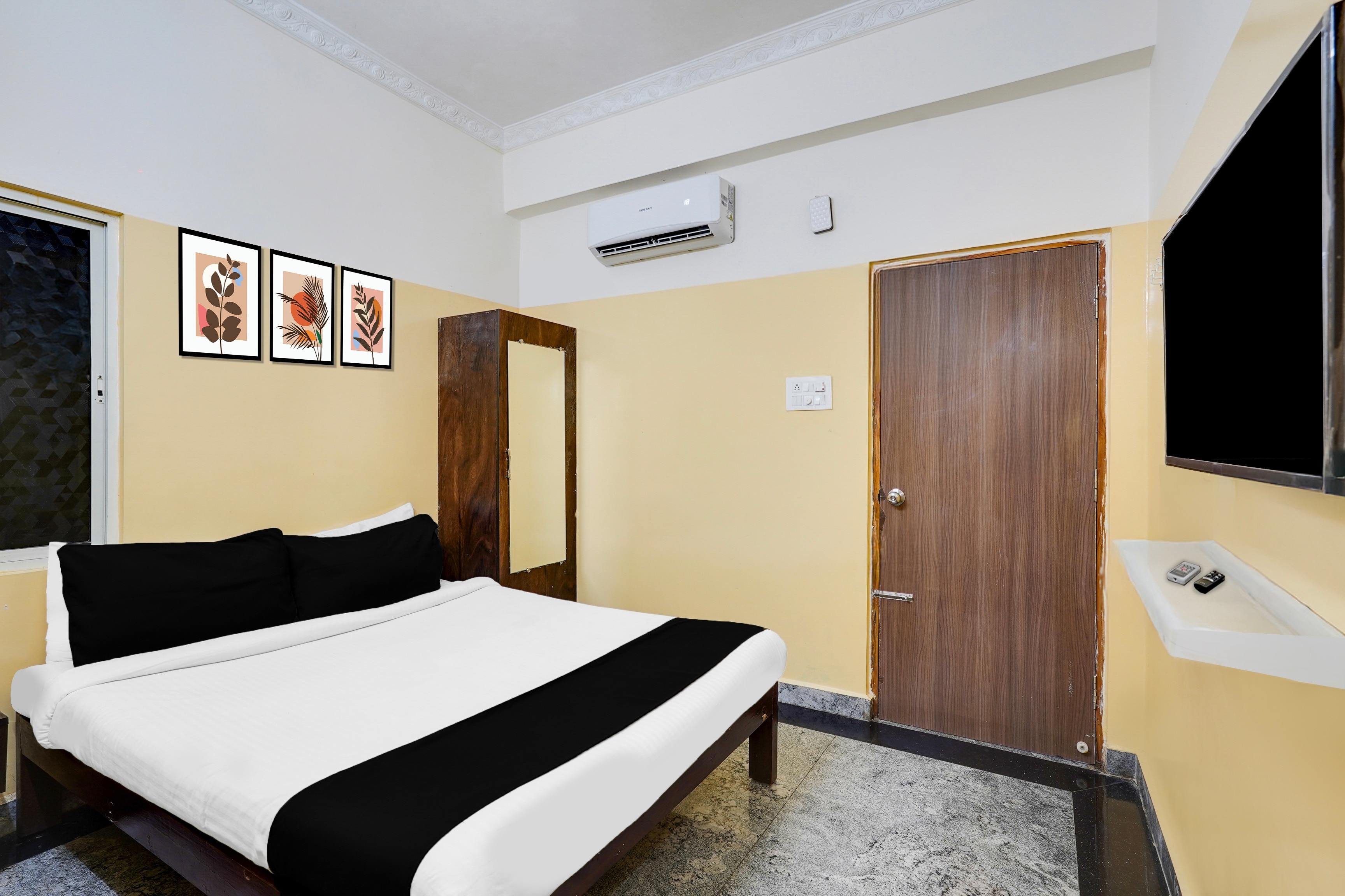 Super Hotel O Karakambadi Road Near Leela Mahal Circle - Tap to explore photos