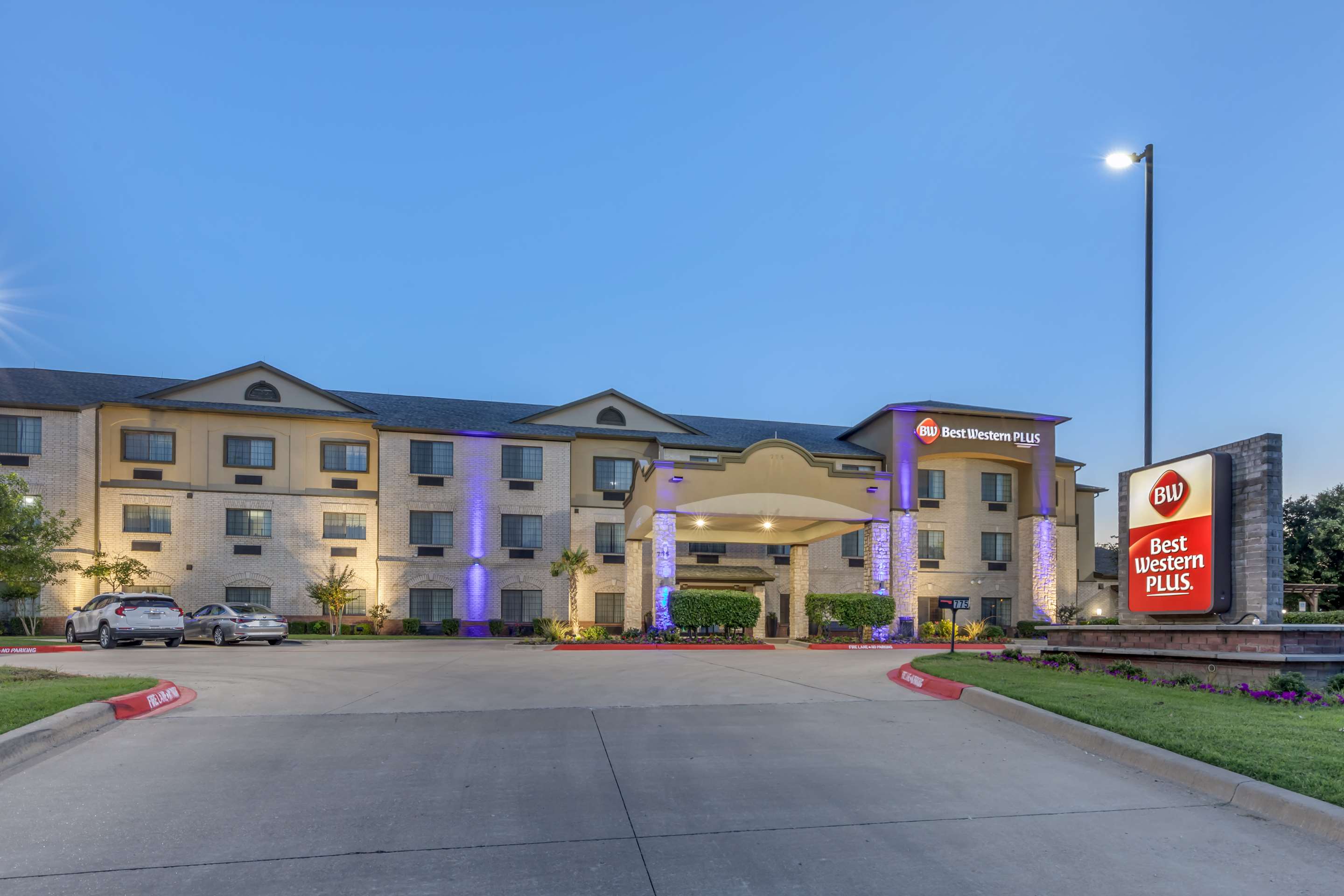 Best Western Plus Mansfield Inn & Suites - Tap to explore photos